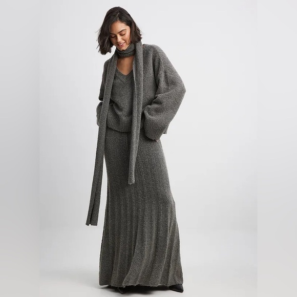 NA-KD 4 Piece - Grey Knitted V-Neck Sweater, Turtleneck Top, Scarf, & Maxi Skirt - Picture 8 of 16